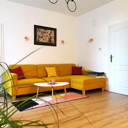 Cozyhome The Castle Apartment - Spacious, Quiet, High Ceiling Bratislava Eksteriør bilde