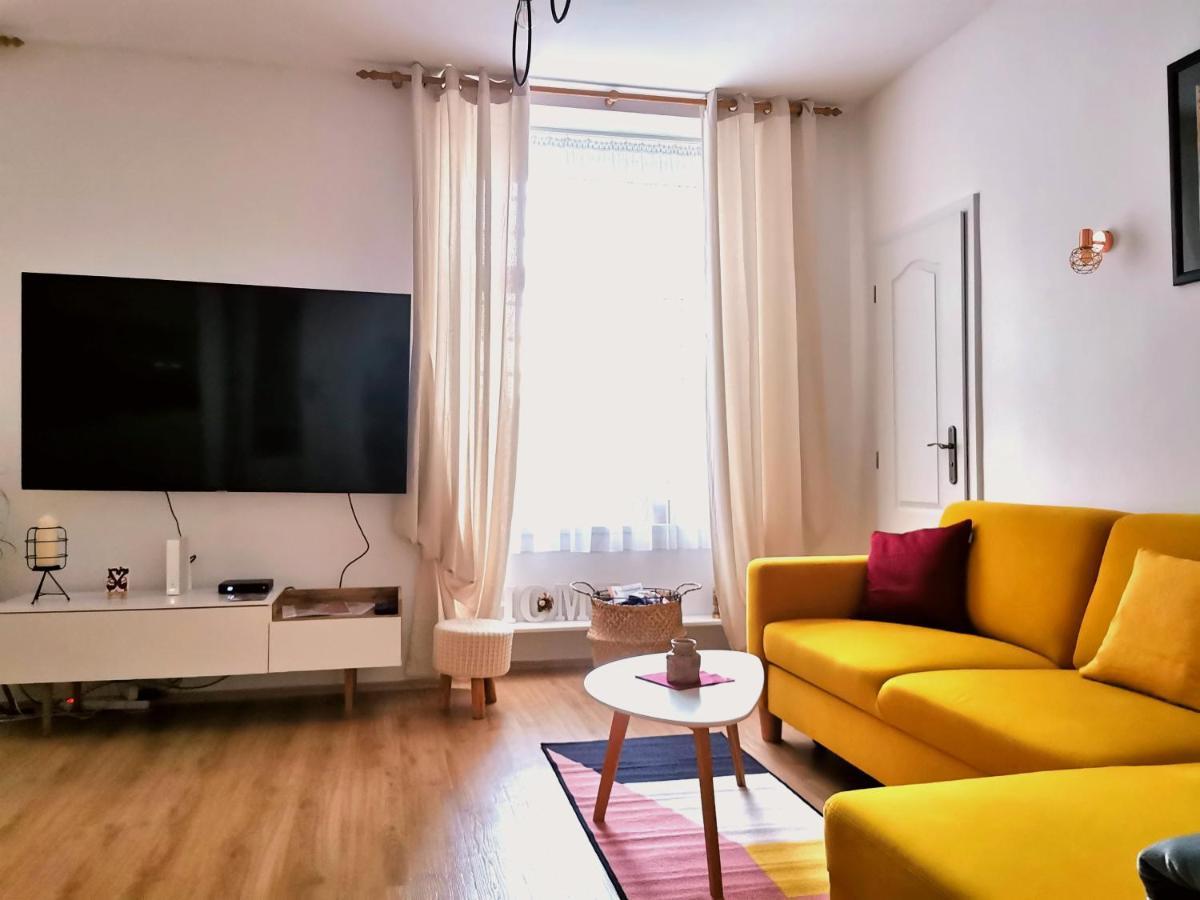 Cozyhome The Castle Apartment - Spacious, Quiet, High Ceiling Bratislava Eksteriør bilde
