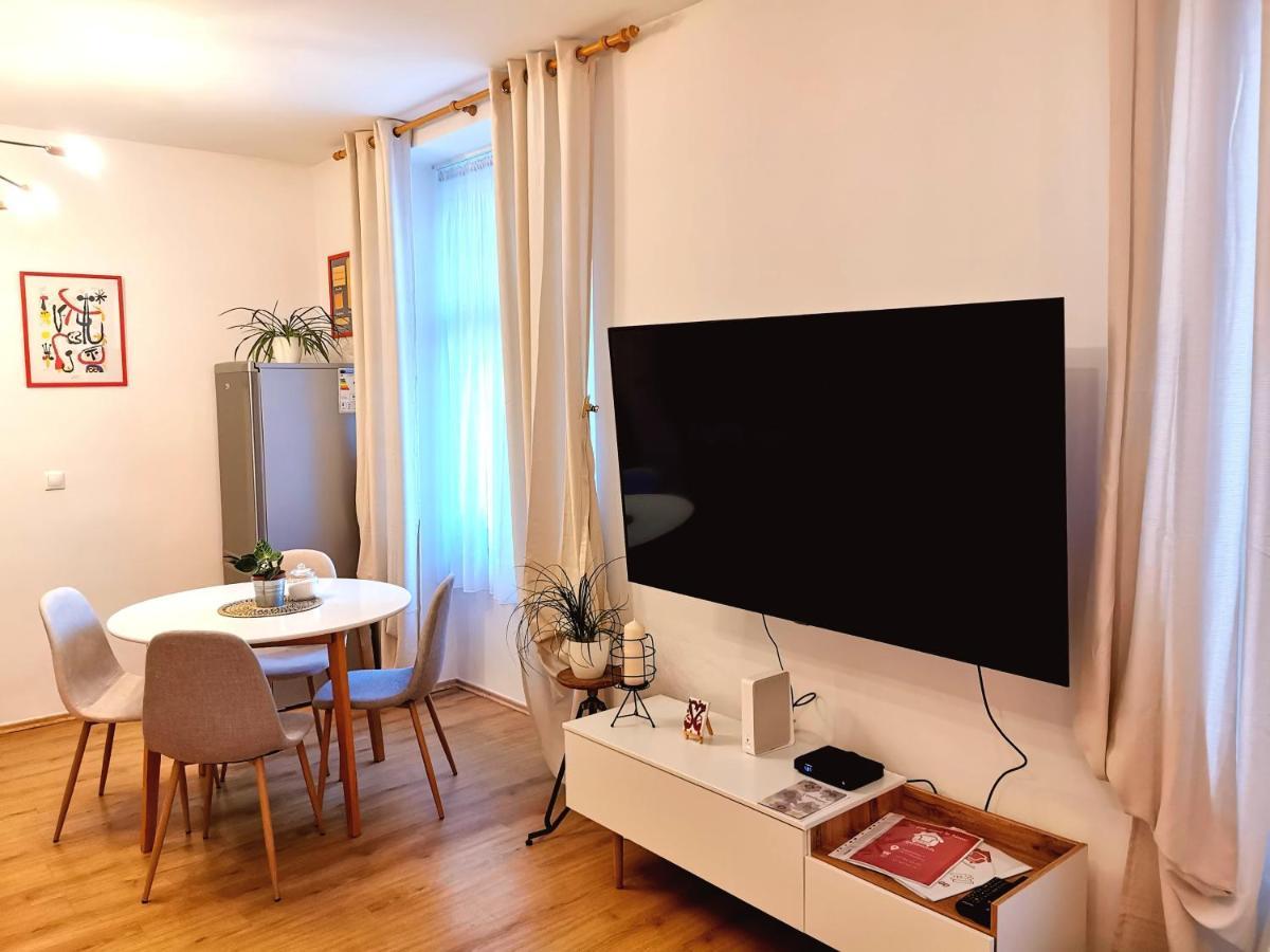 Cozyhome The Castle Apartment - Spacious, Quiet, High Ceiling Bratislava Eksteriør bilde