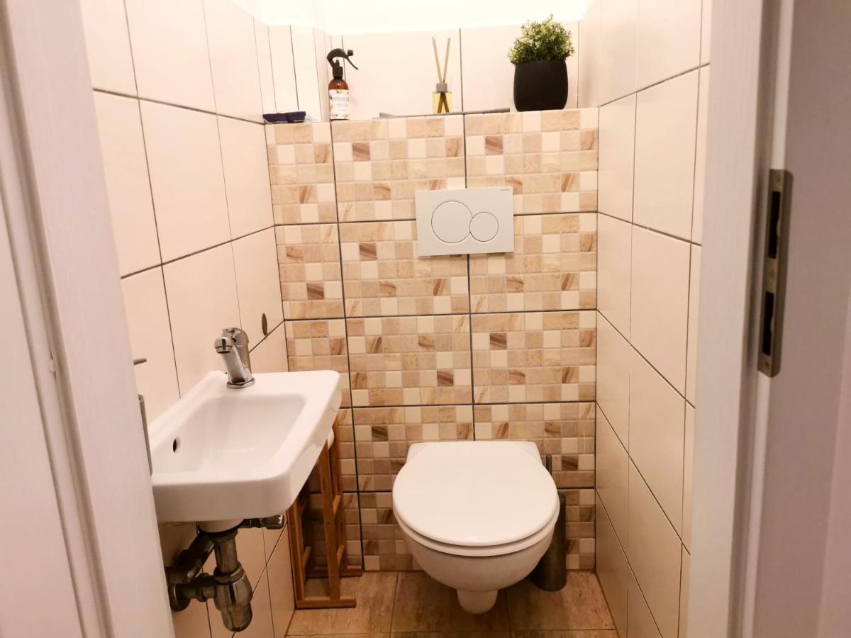 Cozyhome The Castle Apartment - Spacious, Quiet, High Ceiling Bratislava Eksteriør bilde